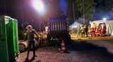 Die Checkpoints kündigen sich durch grelles Flutlicht und das Brummen der Stromgeneratoren an. Langsam wird es endlich hell, denn der Mond verschwand bereits gegen 22 Uhr