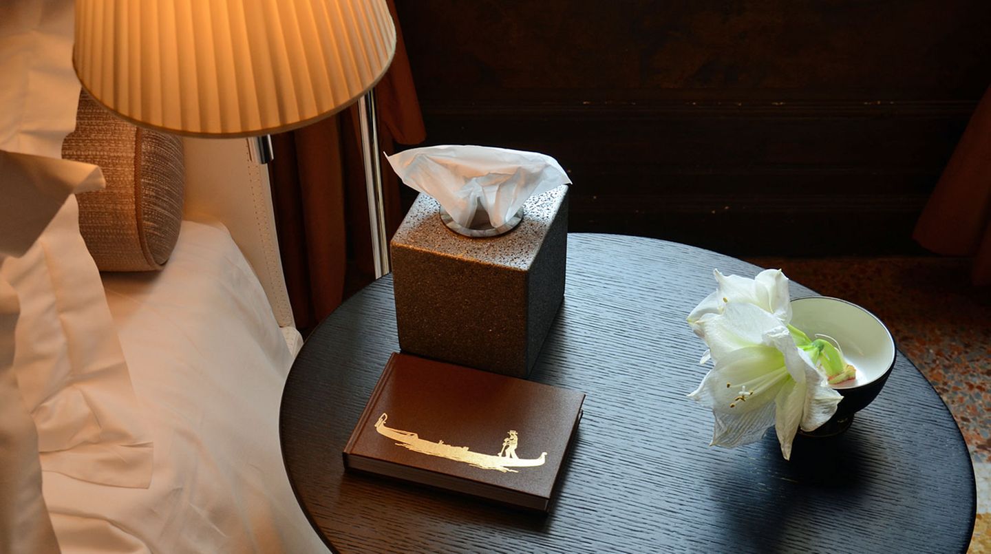 Die Stammgäste der Amanresorts bezeichnen sich gerne als Aman-Junkies: Sie lieben den lautlosen Service und die Details - wie hier das auf dem Nachttisch bereitliegende Tagebuch.