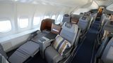 Auch das obere Deck bleibt leer. Durch das bei der "Dash 8" verlängerte Oberdeck ist hier nicht mehr die First untergebracht, sondern 32 weitere Sessel der Business Class. Mit Einführung der 747-8 vor zwei Jahren stellte die Airline auch die neue Bestuhlung für diese Reiseklasse vor: Die Sitze lassen sich in ein 180 Grad flaches Bett verwandeln, wie es bei der Konkurrenz längst Standard ist. Vorbei sind die Zeiten der "Rutschen", wie Vielflieger über die alten, geneigten Business-Class-Sessel spötteln. Bis 2015 will Lufthansa alle Maschinen ihrer Langstreckengflotte komplett umgerüstet haben.