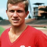 Unglaubliche 1011 Spiele als Spieler und Trainer hat Jupp Heynckes in der Bundesliga auf dem Buckel. Vier Jahre sah es so aus, als würden keine mehr dazu kommen. Aber das scheint sich nun zu ändern.  Heynckes war und ist nicht nur ein großartiger Trainer, sondern er war auch ein hervorragender Fußballer. Hier eine Aufnahme aus dem Jahr 1969: Heynckes im Trikot von Hannover 96. Für die "Roten" erzielte er in 86 Spielen 25 Tore.