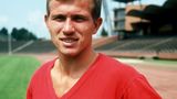 Unglaubliche 1011 Spiele als Spieler und Trainer hat Jupp Heynckes in der Bundesliga auf dem Buckel. Vier Jahre sah es so aus, als würden keine mehr dazu kommen. Aber das scheint sich nun zu ändern.  Heynckes war und ist nicht nur ein großartiger Trainer, sondern er war auch ein hervorragender Fußballer. Hier eine Aufnahme aus dem Jahr 1969: Heynckes im Trikot von Hannover 96. Für die "Roten" erzielte er in 86 Spielen 25 Tore.