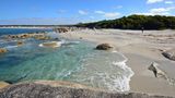 Die Bezeichnung Naturstrand hat in Tasmanien noch ihre ursprüngliche Bedeutung. Das Ufer ist frei von Plastikmüll und angeschwemmten Dosen. Das Meer schillert türkis wie in den Tropen, obwohl das Klima in Tasmanien gemäßigt ist.