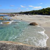 Die Bezeichnung Naturstrand hat in Tasmanien noch ihre ursprüngliche Bedeutung. Das Ufer ist frei von Plastikmüll und angeschwemmten Dosen. Das Meer schillert türkis wie in den Tropen, obwohl das Klima in Tasmanien gemäßigt ist.
