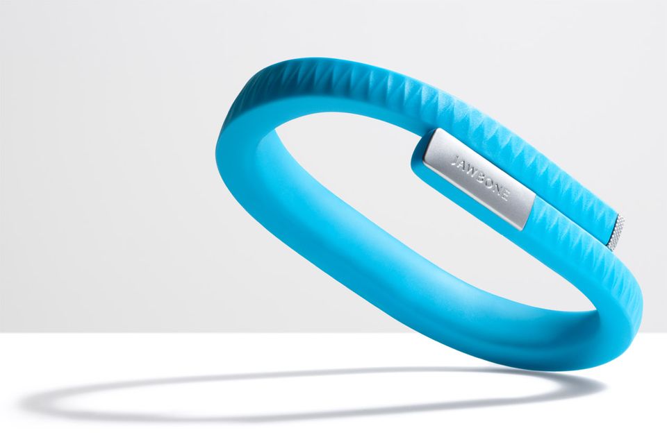 Fitnesstracker im Selbsttest: Das Jawbone Up gibt es in acht Farben. Unter der Kappe mit dem silbernen Firmenlogo verbirgt sich der Klinkenstecker für den Anschluss an ein Smartphone Das Jawbone Up gibt es in acht Farben. Unter der Kappe mit dem silbernen Firmenlogo verbirgt sich der Klinkenstecker für den Anschluss an ein Smartphone