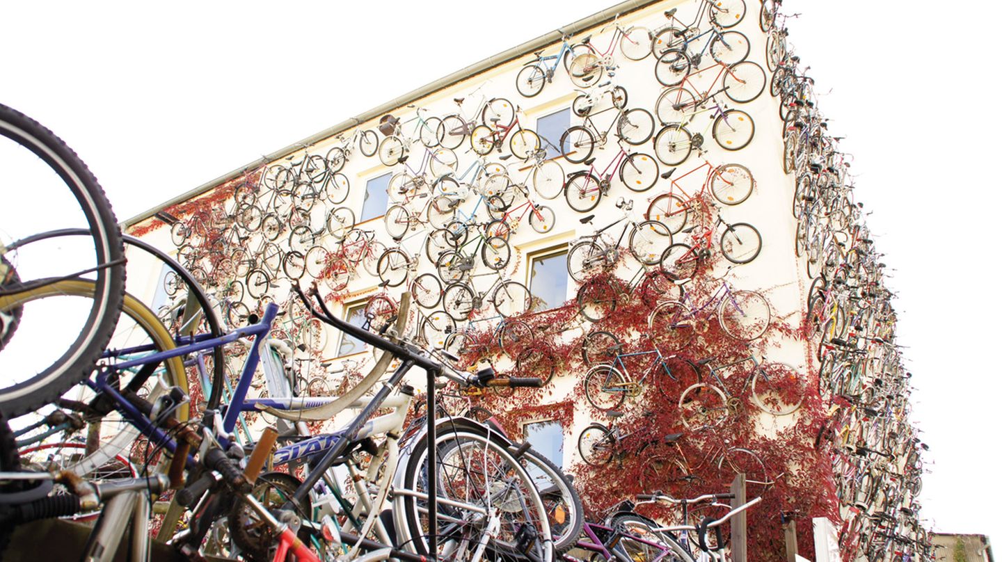 Der Fahrradhof Altlandsberg macht mit dieser Fassade Reklame: Die Wände sind mit alten Rädern bestückt.
