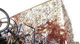 Der Fahrradhof Altlandsberg macht mit dieser Fassade Reklame: Die Wände sind mit alten Rädern bestückt.