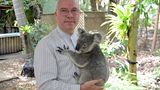 Kuscheln mit Koalas: Lone Pine Koala Sanctuary  Von der Toren der Stadt versteckt sich in einem Waldgrundstück die älteste Schutzstation für Koalas. Dieser spezielle Zoo wurde schon 1927 gegründet, um Beutelbären aufzupäppeln, die generell in Australien bis 1927 zum Abschuss freigegeben waren. Im hügeligen Freigelände kommt man der australischen Tierwelt sehr nah: Es dürfen Kängurus und Walabys gefüttert oder Koalas auf den Arm genommen werden. "Besucher aus Deutschland wollen immer etwas lernen. Sie wissen viel über artegerechte Haltung und fragen, ob man einen Koala so halten darf", erzählt Direktor Robert Friedler (Foto) beim Rundgang. Tipp: Die entspannte Anreise aus Downtown per Boot über den Brisbane River dauert 75 Minuten.  www.koala.net