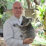 Kuscheln mit Koalas: Lone Pine Koala Sanctuary  Von der Toren der Stadt versteckt sich in einem Waldgrundstück die älteste Schutzstation für Koalas. Dieser spezielle Zoo wurde schon 1927 gegründet, um Beutelbären aufzupäppeln, die generell in Australien bis 1927 zum Abschuss freigegeben waren. Im hügeligen Freigelände kommt man der australischen Tierwelt sehr nah: Es dürfen Kängurus und Walabys gefüttert oder Koalas auf den Arm genommen werden. "Besucher aus Deutschland wollen immer etwas lernen. Sie wissen viel über artegerechte Haltung und fragen, ob man einen Koala so halten darf", erzählt Direktor Robert Friedler (Foto) beim Rundgang. Tipp: Die entspannte Anreise aus Downtown per Boot über den Brisbane River dauert 75 Minuten.  www.koala.net