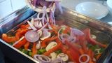 Dampfgegarte Gerichte haben den Vorteil, dass sie relativ schonend zubereitet werden, Geschmack, Farbe und Nährstoffe bleiben erhalten. Dennoch sind die Möglichkeiten begrenzt, ein Steak anbraten kann man mit dem Vitalis nicht.