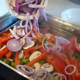 Dampfgegarte Gerichte haben den Vorteil, dass sie relativ schonend zubereitet werden, Geschmack, Farbe und Nährstoffe bleiben erhalten. Dennoch sind die Möglichkeiten begrenzt, ein Steak anbraten kann man mit dem Vitalis nicht.