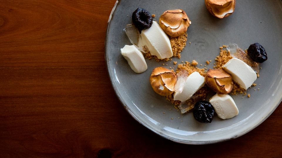 Der „Moon Pie” im Moon Park Restaurant im Stadtteil Redfern in Sydney besteht aus flambierten Marshmallows, Pflaumen, Ingwergelee, Crackern und weißer Schokolade.