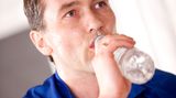 Trinken Sie über den Tag verteilt mindestens 1,5 Liter Flüssigkeit - auch wenn Sie von Termin zu Termin hetzen. Sonst sind Sie weniger leistungsfähig, möglicherweise bekommen Sie sogar Kopfschmerzen. Anders als früher angenommen, dürfen Kaffee und Tee angerechnet werden. Trinken Sie allerdings nicht zu viel Kaffee oder Tee, sonst werden Sie noch nervöser. Vier Tassen - nicht Becher - am Tag sind in Ordnung.