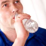 Trinken Sie über den Tag verteilt mindestens 1,5 Liter Flüssigkeit - auch wenn Sie von Termin zu Termin hetzen. Sonst sind Sie weniger leistungsfähig, möglicherweise bekommen Sie sogar Kopfschmerzen. Anders als früher angenommen, dürfen Kaffee und Tee angerechnet werden. Trinken Sie allerdings nicht zu viel Kaffee oder Tee, sonst werden Sie noch nervöser. Vier Tassen - nicht Becher - am Tag sind in Ordnung.