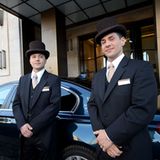 Concierges mit Zylinder und in Nadelstreifen: Nur wenige Schritte vom Hardenbergplatz am Bahnhof Zoo und dem Breitscheidplatz mit dem Weltkugelbrunnen entfernt liegt die Vorfahrt zu Berlins neuester Nobelherberge. Die Edelhotelkette Waldorf Astoria gehört mit ihren inzwischen weltweit knapp 30 Häusern zur Hilton-Gruppe.