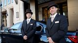 Concierges mit Zylinder und in Nadelstreifen: Nur wenige Schritte vom Hardenbergplatz am Bahnhof Zoo und dem Breitscheidplatz mit dem Weltkugelbrunnen entfernt liegt die Vorfahrt zu Berlins neuester Nobelherberge. Die Edelhotelkette Waldorf Astoria gehört mit ihren inzwischen weltweit knapp 30 Häusern zur Hilton-Gruppe.