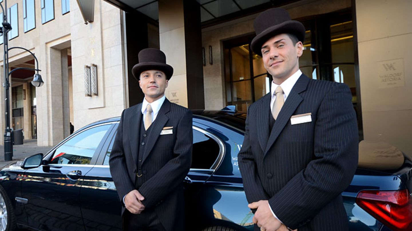 Concierges mit Zylinder und in Nadelstreifen: Nur wenige Schritte vom Hardenbergplatz am Bahnhof Zoo und dem Breitscheidplatz mit dem Weltkugelbrunnen entfernt liegt die Vorfahrt zu Berlins neuester Nobelherberge. Die Edelhotelkette Waldorf Astoria gehört mit ihren inzwischen weltweit knapp 30 Häusern zur Hilton-Gruppe.