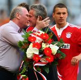 Zum zweiten Mal bei den Bayern: Heynckes mit seinem Freund Uli Hoeneß, im Hintergrund Lukas Podolski. Nur zwei Monate vor dem Ende der Saison 2009 war er am Ruder und musste das kitten, was Jürgen Klinsmann bei den Bayern zuvor zerdeppert hatte.