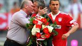 Zum zweiten Mal bei den Bayern: Heynckes mit seinem Freund Uli Hoeneß, im Hintergrund Lukas Podolski. Nur zwei Monate vor dem Ende der Saison 2009 war er am Ruder und musste das kitten, was Jürgen Klinsmann bei den Bayern zuvor zerdeppert hatte.