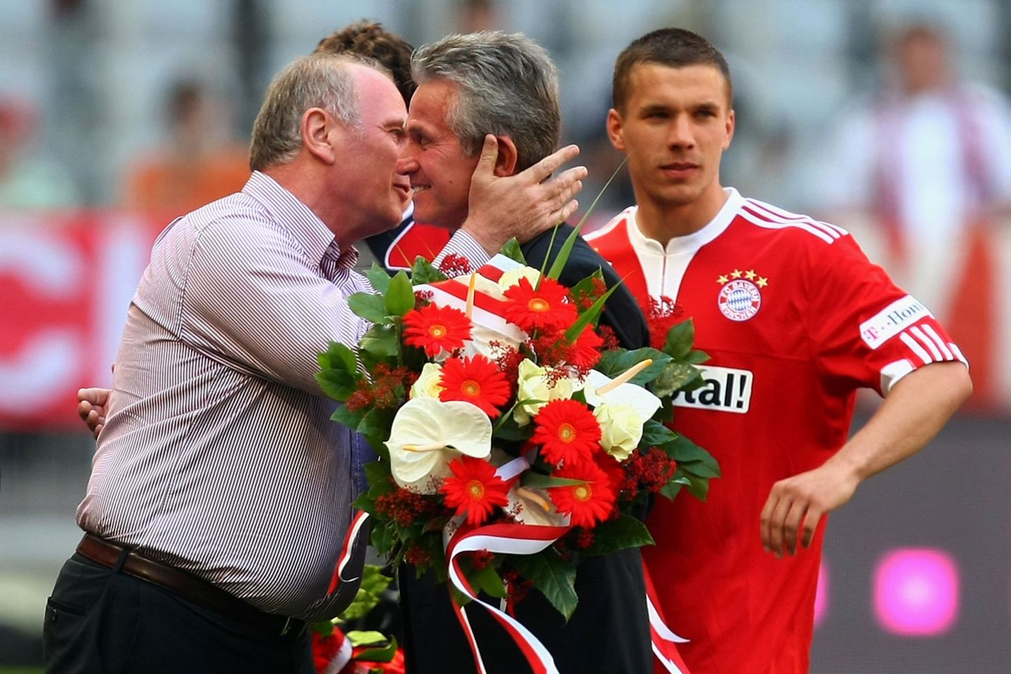 Zum zweiten Mal bei den Bayern: Heynckes mit seinem Freund Uli Hoeneß, im Hintergrund Lukas Podolski. Nur zwei Monate vor dem Ende der Saison 2009 war er am Ruder und musste das kitten, was Jürgen Klinsmann bei den Bayern zuvor zerdeppert hatte.