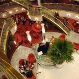 Tiefblick in die Lobby: Im Inneren des neuen Flaggschiffs der italienischen Reederei MSC Crociere glänzt viel Glas und Messing. Das Designkonzept vermeidet im Vergleich zu anderen Kreuzfahrtschiffen grelle Farbtöne