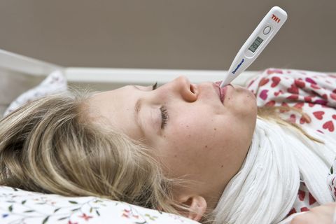 Hohes Fieber zählt zu den Symptomen einer echten Grippe