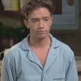 Richtig, das ist "Bud Bundy" aus der Sitcom "Eine schrecklich nette Familie". Gespielt wurde er von David Faustino, der inzwischen mehr mit Drogeneskapaden als mit Filmrollen von sich reden macht.