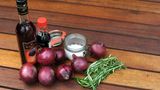 Geröstete Rosmarin-Zwiebeln  4 große, gelbe und rote Zwiebeln 2 EL Rotwein-Essig 2 EL Olivenöl Salz schwarzer Pfeffer 1 TL frischer, geschnittener Rosmarin 2 EL Olivenöl zum Beträufeln 100 ml Sojasoße 50 g Brauner Zucker