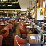 Growings Bar & Grill: Sydney, New South Wales  In dem beliebten Designhotel QT, das in ein unter Denkmalschutz stehendes, altes Kaufhaus eingezogen ist, bittet Robert Marchetti, der den Titel "creative food director" auf seiner Visitenkarte trägt, zu Tisch. Sein Restaurant ist im Stil einer europäischen Brasserie eingerichtet. Auf der Speisekarte stehen Steaks und Fischgerichte - und montags gibt es "Couscous Marinara".  Info: www.designhotels.com/qt-sydney