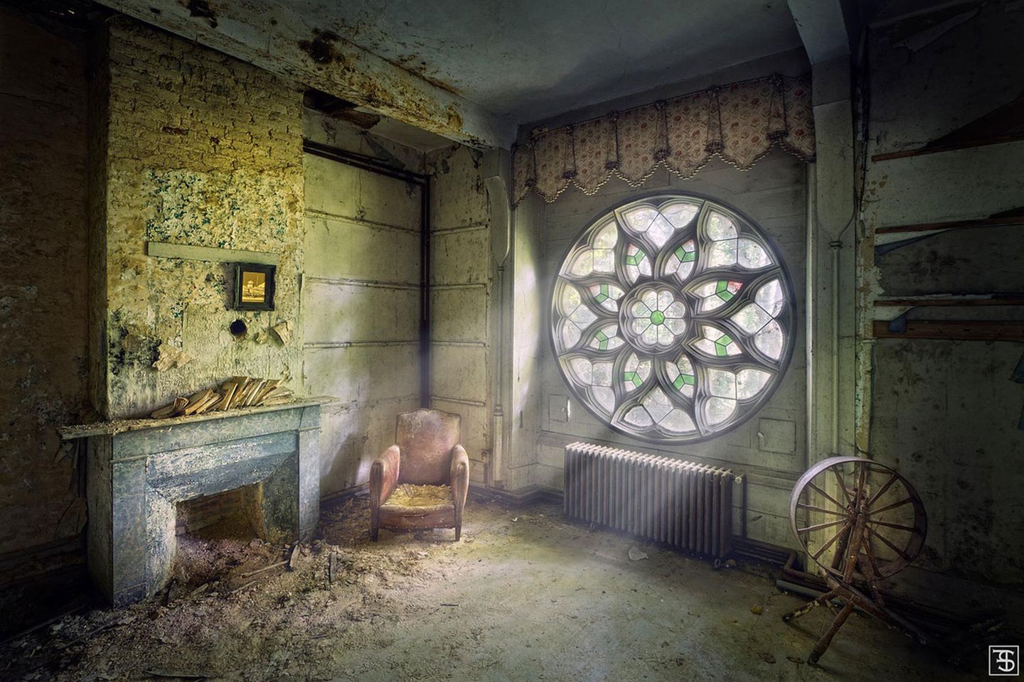 "Trapped in Solitude" - gefangen in der Einsamkeit - ist diese Fotografie betitelt. Hier zeigt sich einmal mehr die Stärke von Fennemas Ansatz, nur natürliche Lichtquellen zu nutzen: Eine derart verwunschene Atmosphäre bekommt man mit Lampen nicht hin.