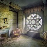 "Trapped in Solitude" - gefangen in der Einsamkeit - ist diese Fotografie betitelt. Hier zeigt sich einmal mehr die Stärke von Fennemas Ansatz, nur natürliche Lichtquellen zu nutzen: Eine derart verwunschene Atmosphäre bekommt man mit Lampen nicht hin.