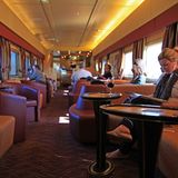 Achtung, wichtige Durchsage: "The bar is open". Die Passagiere sammeln sich im Lounge Car um Steward Joel, der die Gäste mit Drinks und Zahlen versorgt: 422 Meter Zuglänge, 15 Waggons, zwei Millionen Betonschwellen bis Alice.
