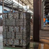 Die Kapseln werden in Blöcke gepresst und auf Paletten zum Abtransport bereitgestellt. Eine Palette wiegt etwa eine Tonne.