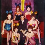 Ein Mann und sein Vermächtnis: Hefner machte seine Models als "Playboy"-Bunnies zu einer Marke. Schon 1960 ließ er sich gerne mit ihnen fotografieren.