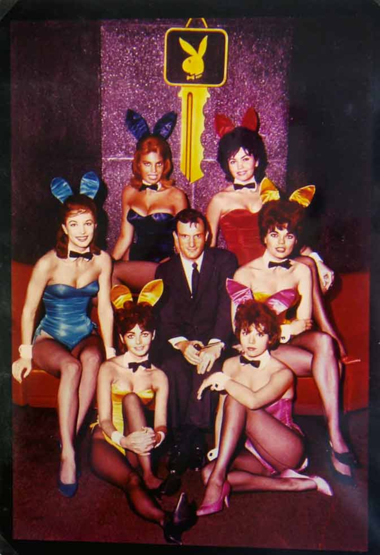 Ein Mann und sein Vermächtnis: Hefner machte seine Models als "Playboy"-Bunnies zu einer Marke. Schon 1960 ließ er sich gerne mit ihnen fotografieren.