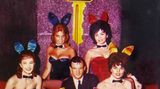 Ein Mann und sein Vermächtnis: Hefner machte seine Models als "Playboy"-Bunnies zu einer Marke. Schon 1960 ließ er sich gerne mit ihnen fotografieren.