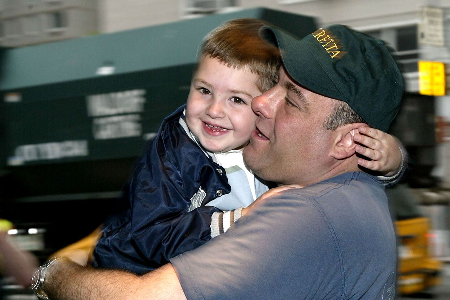 Mit seinem Sohn Michael - aus der Ehe Marcy Wudarski - besuchte er 2004 in New York die Premiere von "Shrek 2". Gandolfinis zweite Frau, das Ex-Model Deborah Lin, hat ihm im vergangenen Oktober gerade eine Tochter geboren.