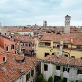 Blick über die Dogenstadt von der Dachterrasse. Der Palazzo Papadopoli liegt im Viertel San Polo, dem kleinsten der sechs Stadtteile von Venedig.