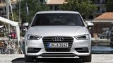 Billig ist der Audi nicht, aber ein mit viel Liebe zum Detail konstruiertes Auto mit gutem Platzangebot. Bescheidenheit ist keine Zier bei Audi. Ob Navigationssystem mit Online-Funktionen, LED-Scheinwerfer oder Hightech-Assistenzsysteme – vieles was bislang dem A6 oder A8 vorbehalten war, holt Audi mit dem neuen A3 in die Kompaktklasse. 4,15 Meter in der Länge maß die erste Generation (1996 bis 2003), über 4,24 Meter erstreckt sich das neue Modell. Wichtiger als das Längenwachstum ist die Schlankheitskur. 80 kg weniger als die zweite Generation (2003 bis 2012) bringt der leer 1174 kg schwere Dreitürer auf die Waage.