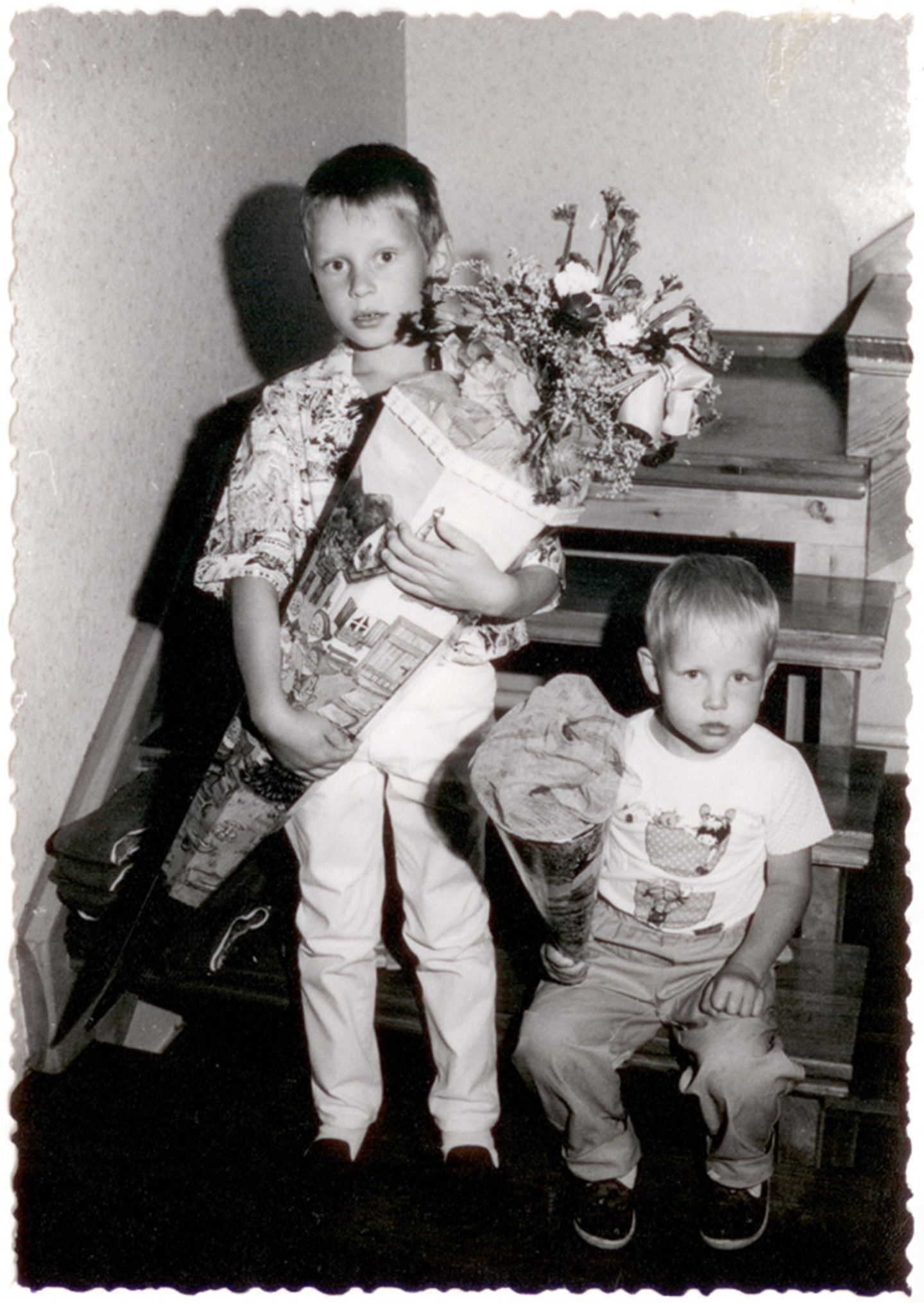 Oliver Noffke, freier Redakteur beim stern, 1989 in Apolda  Ein halbes Jahr hatten meine Eltern auf die Süßigkeiten aus dem Intershop gespart, mit denen sie meine Zuckertüte füllten. Ziemliche Geldverschwendung, wenn man bedenkt, dass mein Bruder, meine Cousinen und ich das ganze Ding schon an dem Abend komplett plünderten und zwei Monate später brach dann auch die DDR zusammen. Und wir konnten uns ständig mit Duplo, Haribo oder Hanuta vollstopfen.