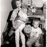 Oliver Noffke, freier Redakteur beim stern, 1989 in Apolda  Ein halbes Jahr hatten meine Eltern auf die Süßigkeiten aus dem Intershop gespart, mit denen sie meine Zuckertüte füllten. Ziemliche Geldverschwendung, wenn man bedenkt, dass mein Bruder, meine Cousinen und ich das ganze Ding schon an dem Abend komplett plünderten und zwei Monate später brach dann auch die DDR zusammen. Und wir konnten uns ständig mit Duplo, Haribo oder Hanuta vollstopfen.