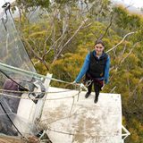 Fotgraf Mauthe war beeindruckt, wie sich Umweltschützer für den Erhalt der Bäume einsetzen. Miranda Gibson etwa harrte seit mehr als 400 Tagen auf einer Plattform aus, die auf einem mehrere Hunderte Jahre alten Eukalyptusbaum angebracht ist. Mit dem Sitzprotest will die Umweltaktivistin gegen die Abholzung der Wälder demonstrieren. Für Mauthe ist sie "ein positives Beispiel dafür, was ein einzelner Mensch zu leisten vermag, wenn er Ideale hat und fest an eine Sache glaubt". Doch um die Natur großflächig zu schützen, sei ein globaler Wandel hin zu Nachhaltigkeit und sozialer Gerechtigkeit nötig, ist der Fotograf überzeugt.