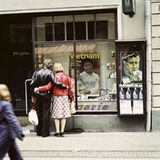 Schaufensterbummel mit politischer Lektion: Auf großen Plakaten wird 1976 in Bautzen auf das Not der Menschen in Vietnam hingewiesen.