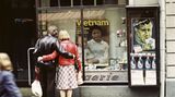 Schaufensterbummel mit politischer Lektion: Auf großen Plakaten wird 1976 in Bautzen auf das Not der Menschen in Vietnam hingewiesen.