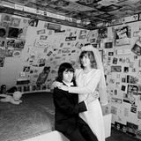 1972 beginnt Ute Mahler mit der Arbeit an der Werkgruppe "Zusammenleben". Sie zeigt darin, wie die Menschen in dem sozialistischen Staat miteinander leben und was sie verbindet. Über viele Jahre porträtiert sie Männer, Frauen, Eltern, Kinder, Familien, Freunde und Fremde. Erst 1988 schließt sie die Werkgruppe ab. Dieses Foto aus dem Jahr 1974 zeigt das Ehepaar Ute und Lothar K. aus Lehnitz.