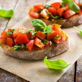 Bruschetta  Bruschetta kommt vom italienischen Wort bruciare für verbrennen. Gemeint ist das römische Brot, das leicht angebrannt ist. Das ist sehr typisch für die römische Bruschetta. Das angeröstete Brot wird mit Knoblauch eingerieben und mit Tomaten und Olivenöl belegt. Hier im Bild sieht man eine Variation mit getrockneten Tomaten. Hier geht's zum Rezept.
