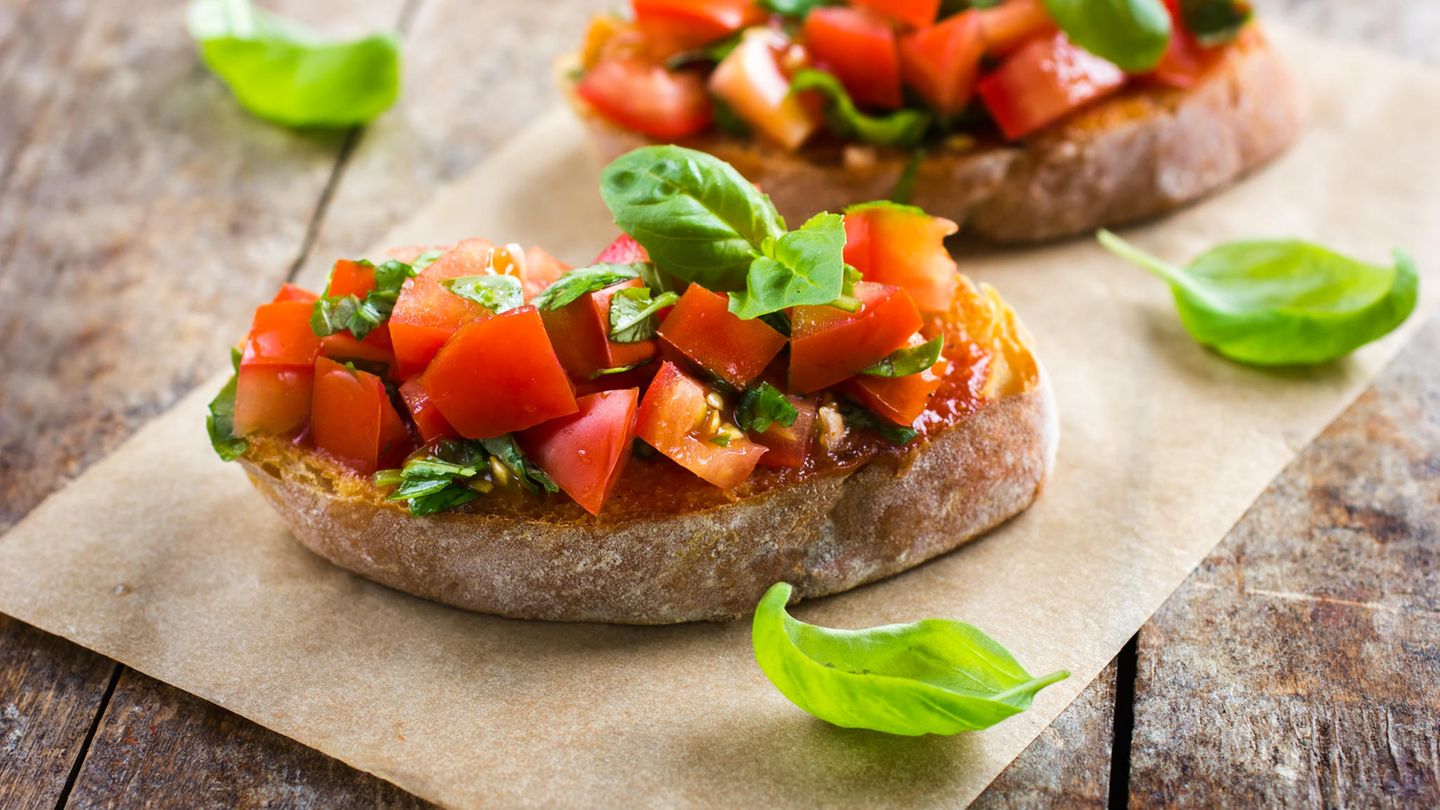 Pasta satt: Bruschetta Bruschetta kommt vom italienischen Wort bruciare für verbrennen. Gemeint ist das römische Brot, das leicht angebrannt ist. Das ist sehr typisch für die römische Bruschetta. Das angeröstete Brot wird mit Knoblauch eingerieben und mit Tomaten und Olivenöl belegt. Hier im Bild sieht man eine Variation mit getrockneten Tomaten. Bruschetta Bruschetta kommt vom italienischen Wort bruciare für verbrennen. Gemeint ist das römische Brot, das leicht angebrannt ist. Das ist sehr typisch für die römische Bruschetta. Das angeröstete Brot wird mit Knoblauch eingerieben und mit Tomaten und Olivenöl belegt. Hier im Bild sieht man eine Variation mit getrockneten Tomaten. Hier geht's zum Rezept.