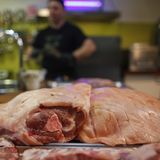 Die Schweineschulter. Als Smoker-Novize steht man mit Respekt vor so einem sieben Kilo schweren Fleischstück. Beim Kauf lohnt der Gang zum Fachfleischer. Der Geschmacksunterschied ist enorm zwischen schnell hochgemästeten Schweinen und solchen, die ein Leben mit Auslauf und ausgewogenem Futter hatten. Verlangen Sie eine Schweineschulter mit Knochen! Der Knochen gibt zusätzliche Würze und er hilft beim Durchgaren des Fleisches.