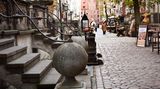 Die ehemalig komplett zerstörte Frauengasse wurde ab den 50er Jahren des letzten Jahrhunderts wieder restauriert. Sie führt von der Marienkirche bis zum Frauentor. Als Besonderheit gelten die hier noch erhaltenen Beischläge. Dies sind erhöhte Vorbauten an den Hauseingängen, welche kunstvoll verziert wurden und dem Hochwasserschutz dienten
