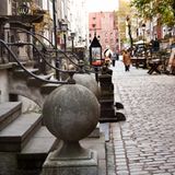 Die ehemalig komplett zerstörte Frauengasse wurde ab den 50er Jahren des letzten Jahrhunderts wieder restauriert. Sie führt von der Marienkirche bis zum Frauentor. Als Besonderheit gelten die hier noch erhaltenen Beischläge. Dies sind erhöhte Vorbauten an den Hauseingängen, welche kunstvoll verziert wurden und dem Hochwasserschutz dienten