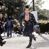 Japan ist voller faszinierender Subkulturen: Cosplayer, Gothics, Lolitas, Mangas. Der deutsche Fotograf Paul Müller-Rode reiste 2009 nach Tokio, ursprünglich um japanischen Streetstyle zu fotografieren. Doch im Yoyogi Park in der Szenemeile Harajuku entdeckte er eine viel spannendere Szene: Rockabillys. So entstand ein ganz anderes als das ursprünglich geplante Fotoprojekt. Müller-Rode nahm mit den jungen Männern Kontakt auf - und gewann nach und nach ihr Vertrauen. So entstanden faszinierende Einblicke in diese Kultur.  Mehr über das Projekt auf der Seite „Tokyo Rockabilly Club“.  Zu dem Buchprojekt gibt es auch eine eigene Facebook-Seite.